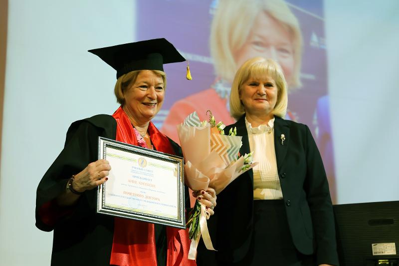 UiT-rektor Anne Husebekk sammen med rektor Lubov Gorbatova ved Northern State Medical University i Arkhangelsk.